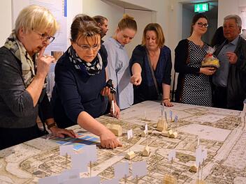 Bei der Ausstellungseröffnung fand insbesondere das Modell des Ortsplans von 1821, der mit dem "Kataster über die israelitischen Glaubensgenossen" von 1824 ergänzt worden war, großes Interesse. Fotos: Andrea Spörlein