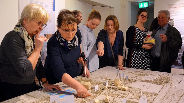 Bei der Ausstellungseröffnung fand insbesondere das Modell des Ortsplans von 1821, der mit dem "Kataster über die israelitischen Glaubensgenossen" von 1824 ergänzt worden war, großes Interesse. Fotos: Andrea Spörlein