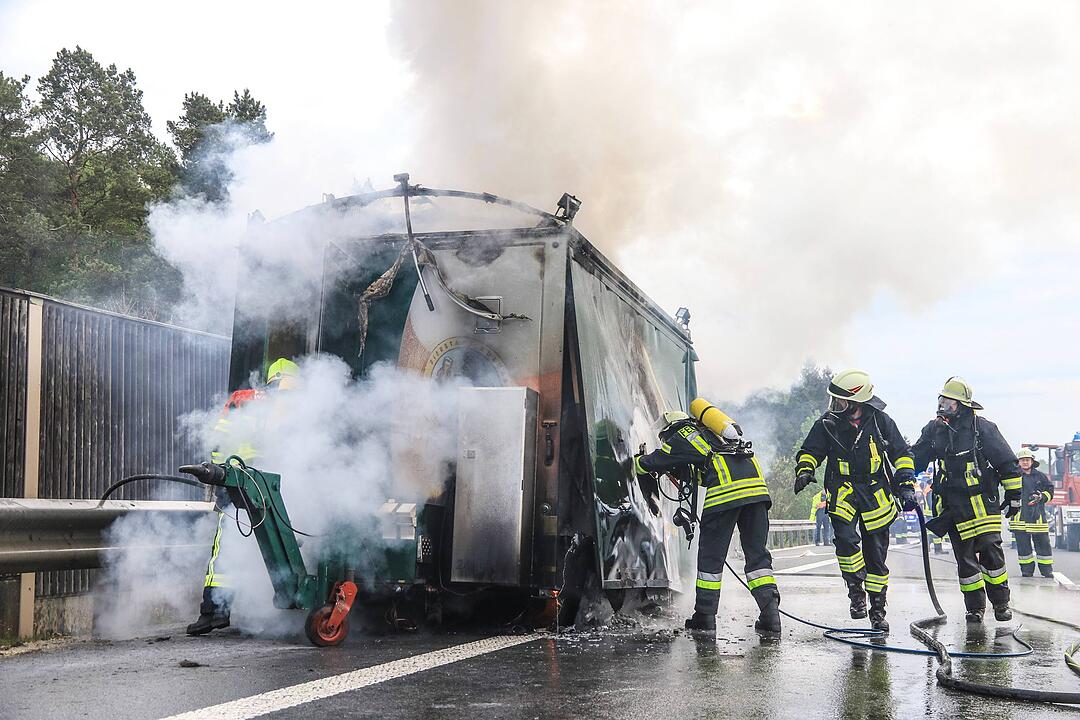 Bierausschank brennt auf A70 aus