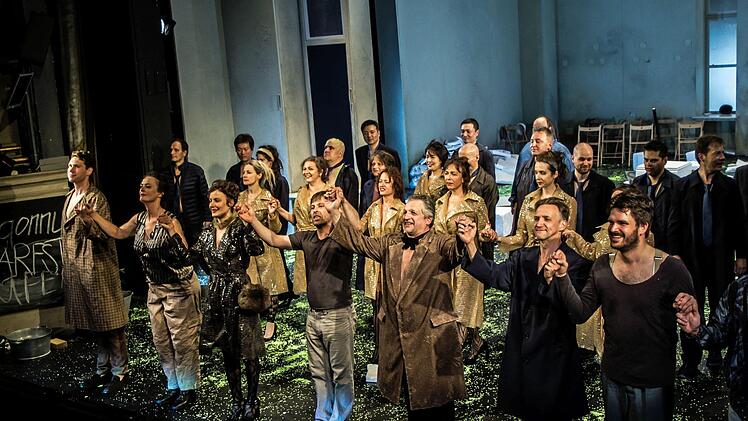 Mit ausdauerndem Applaus feierte das Publikum im Landestheater Coburg die Premiere der Oper "Aufstieg und Fall der Stadt Mahagonny". Foto: Jochen Berger