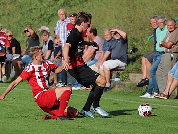 Ungemach droht diesem Akteur der DJK Schwebenried/Schwemmelsbach, denn die Grätsche vom Fuchsstädter Tobias Bold gilt kaum dem Ball.Sebastian Schmitt
