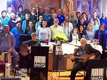 Der Chor "Spirit Voices" bei einem Konzert in der Heilig-Kreuz-Kirche in Reitsch  Foto: privat