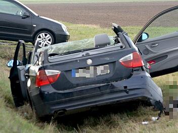 Aus diesem Auto musste eine Mutter und ein zweijähriges Kind befreit werden. Auf der KT22 bei Biebelried kam das Auto erst im Graben zum Stehen. Die Frau ist schwer verletzt. Foto: Höfig/News 5 Aus diesem Auto musste eine Mutter und ein zweijähriges Kind befreit werden. Auf der KT22 bei Biebelried kam das Auto erst im Graben zum Stehen. Die Frau ist schwer verletzt. Foto: Höfig/News 5