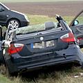 Aus diesem Auto musste eine Mutter und ein zweijähriges Kind befreit werden. Auf der KT22 bei Biebelried kam das Auto erst im Graben zum Stehen. Die Frau ist schwer verletzt. Foto: Höfig/News 5