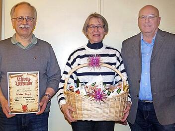 Der VZV Kronach ehrte bei seiner Jahreshauptversammlung langjährige Mitglieder. Das Bild zeigt (von links) die Jubilare Günter Kropf und Margit Bauer sowie den 1. Vorsitzenden Karl-Heinz Rehm. Foto: Heike Schülein