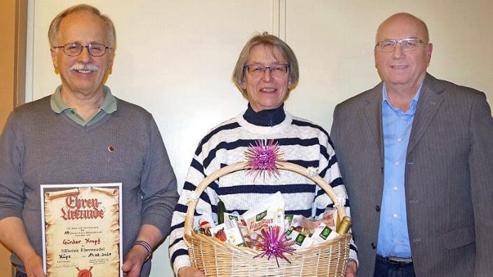 Der VZV Kronach ehrte bei seiner Jahreshauptversammlung langjährige Mitglieder. Das Bild zeigt (von links) die Jubilare Günter Kropf und Margit Bauer sowie den 1. Vorsitzenden Karl-Heinz Rehm. Foto: Heike Schülein
