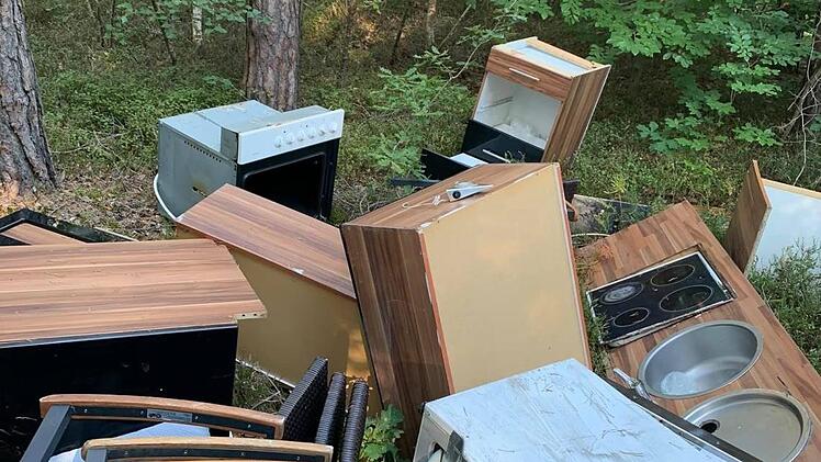 Eine komplette Küchenzeile samt Geräten wurde am Wanderparkplatz nahe Beutelsdorf entsorgt.  Foto: Robert Kugler