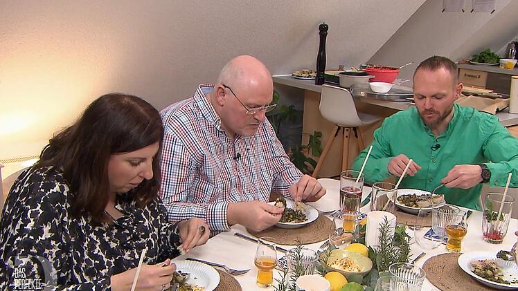 Sandra und Frank (Mitte) genießen Franks Vorspeise mit Grünkohl, Kartoffeln und Sucuk.