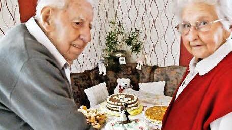 70 Jahre ist das Hochzeitsbild alt, aufgenommen während des Zweiten Weltkriegs. Heute genießt das Jubelpaar seine Zweisamkeit.  Fotos: R. Meister