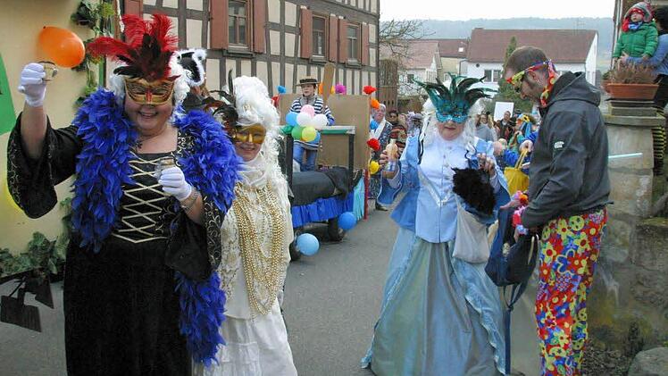Mit venezianischen Masken marschierte der Gesangverein auf.
