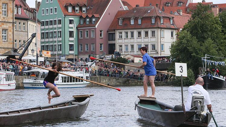 Gutes Stehvermögen bewiesen auch die Frauen. Erst nach 148 Sekunden fiel das Sandmadla 2014, Stefanie Förner, ins Wasser. Foto: RiegerPress