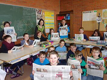 Die Fünftklässler aus Marktleugast haben Spaß am Zeitungsunterricht mit BR-Redakteurin Dagmar Besand. Foto: Siegfried Sesselmann