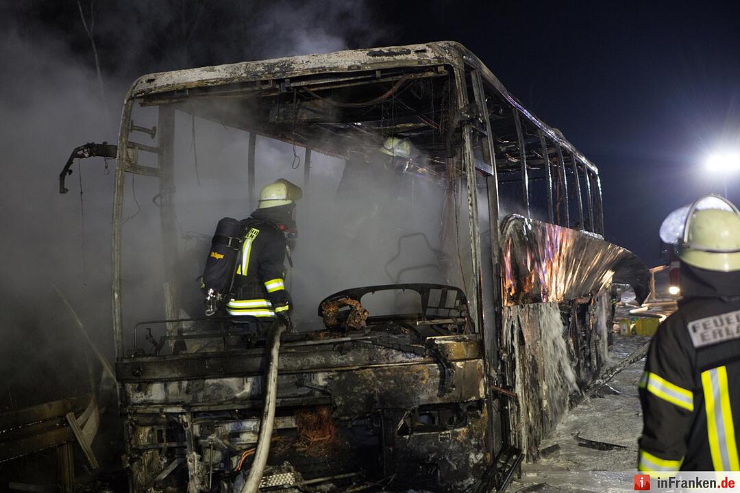 Reisebus auf der A3 ausgebrannt