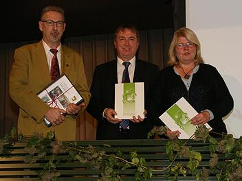 Viel ist los in dem kleinen Stöckach, für das der Bundorfer Bürgermeister Hubert Endres (Mitte) den Sonderpreis für Eigeninitiative entgegennahm.
