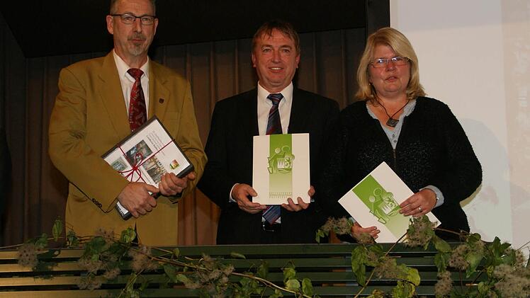Viel ist los in dem kleinen Stöckach, für das der Bundorfer Bürgermeister Hubert Endres (Mitte) den Sonderpreis für Eigeninitiative entgegennahm.