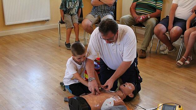 Kindern wurde die Reanimation mit einem Defibrillator gezeigt. Foto: Feuerwehr Lauf