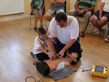 Kindern wurde die Reanimation mit einem Defibrillator gezeigt. Foto: Feuerwehr Lauf