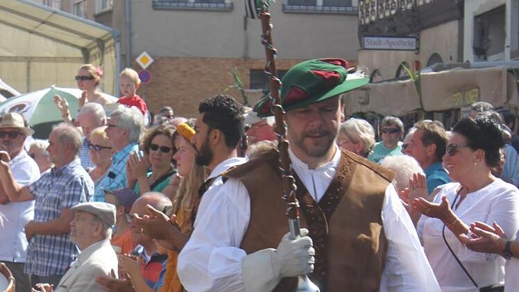 Der Hofheimer Fanfarenzug sorgte für die richtige Musik beim Umzug. Foto: Matthias Einwag