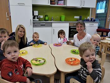 Frühstück im Gruppenraum mit (von links) Gruppenleiterin Lena Büchel und Kita-Leiterin Kerstin Lobe.