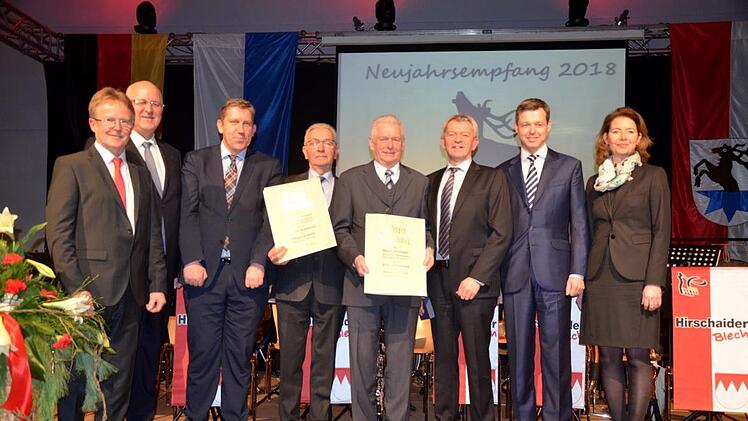 Die neuen Bürgermedaillenträger der Gemeinde Hirschaid: Rudolf Kohlmann (4. von links) und Franz Weinkamm (5. von links), umrahmt von der örtlichen Politikprominenz Fotos: Andrea Spörlein