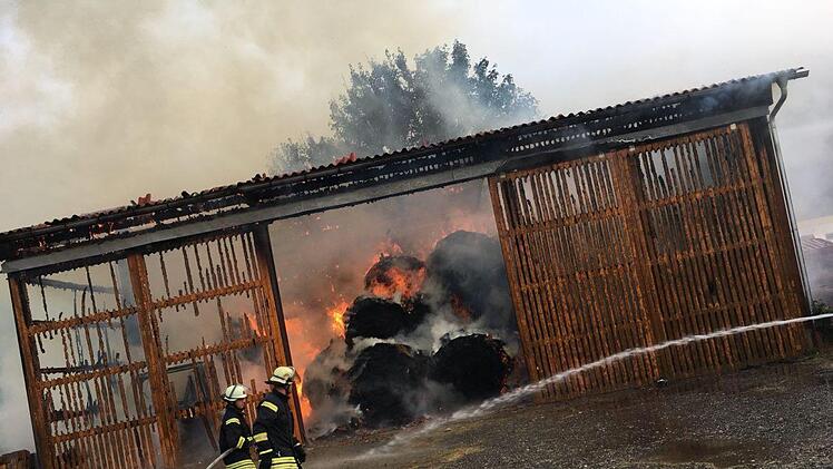 Beim Brand in Höfles. Foto: Feuerwehr Kronach/Gerwin Lieb