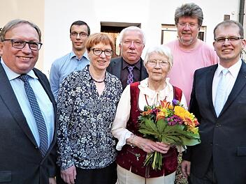 Unser Bild zeigt Johanna Gerhard (mit Blumen) mit (von links) stellvertretendem Landrat Dieter Schaar, Enkel Felix, Tochter Gisela, Sohn Thomas, Sohn Jürgen und Bürgermeister Ralf Hartnack. Foto: Werner Reißaus