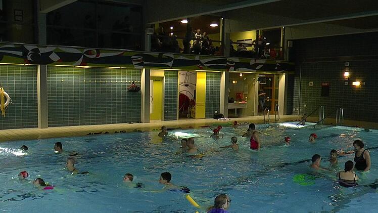 Über 2000 Kinder haben im Zeiler Hallenbad bei der Wasserwacht das Schwimmen gelernt.