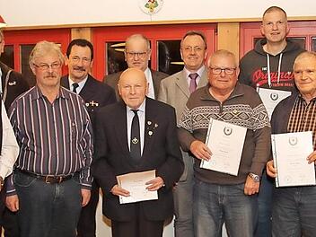 Die Soldaten- und Reservistenkameradschaft Rossach zeichnete langjährige Mitglieder mit Treuenadeln aus, mit im Bild ist der neue Schießwart Mathias Grell (Fünfter von rechts).  Foto: Michael Stelzner