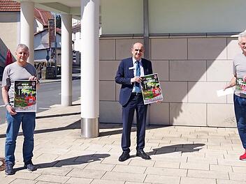 Stellvertretender Bereichsdirektor Thomas Kolb (Mitte) übergab eine Spende von 1000 Euro für den Lucas-Cranach-Lauf, die vom 1. ASC-Vorsitzenden Dieter Witterauf (rechts) und Kassier Thilo Matuschek (links) dankbar entgegengenommen wurde.