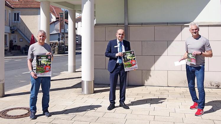 Stellvertretender Bereichsdirektor Thomas Kolb (Mitte) übergab eine Spende von 1000 Euro für den Lucas-Cranach-Lauf, die vom 1. ASC-Vorsitzenden Dieter Witterauf (rechts) und Kassier Thilo Matuschek (links) dankbar entgegengenommen wurde.