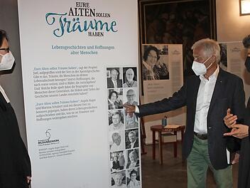 "Eure Alten sollen Träume haben" heißt eine Ausstellung in der Petrikirche. Angela Hager (links) hat die Texte verfasst, Martina Schubert die Fotos. Das Bild zeigt sie im Gespräch mit Bernd Matthes vom Kulmbacher Freundeskreis der evangelischen Akademie Tutzing.