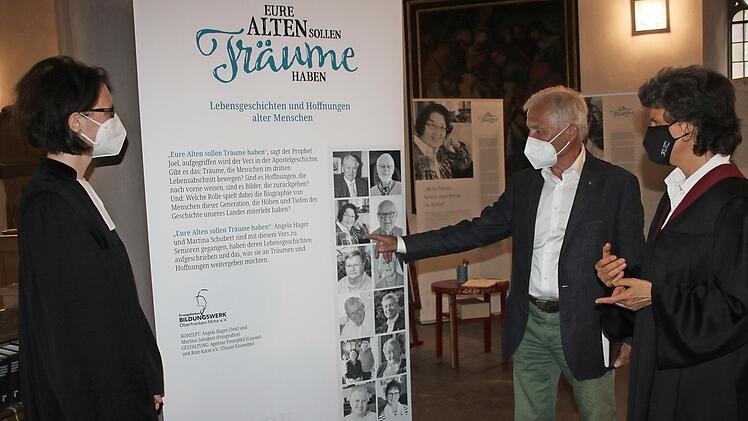 "Eure Alten sollen Träume haben" heißt eine Ausstellung in der Petrikirche. Angela Hager (links) hat die Texte verfasst, Martina Schubert die Fotos. Das Bild zeigt sie im Gespräch mit Bernd Matthes vom Kulmbacher Freundeskreis der evangelischen Akademie Tutzing.