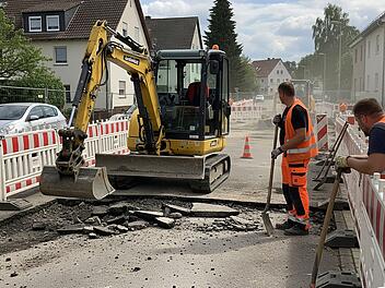 Straßensperrungen in Bayreuth: Stadt informiert Sperrungen und Dauer Kleine Straßenbaustelle mit einem Bagger und ein paar Bauarbeitern, Sperrung, Bauarbeiten