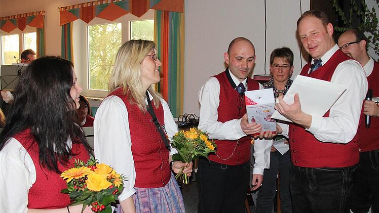 Vorsitzender Andre Reith (rechts) dankt Vanessa Schmitt, Daniela Zier, Andreas Tröger und Ulrike Mützel (von links).
