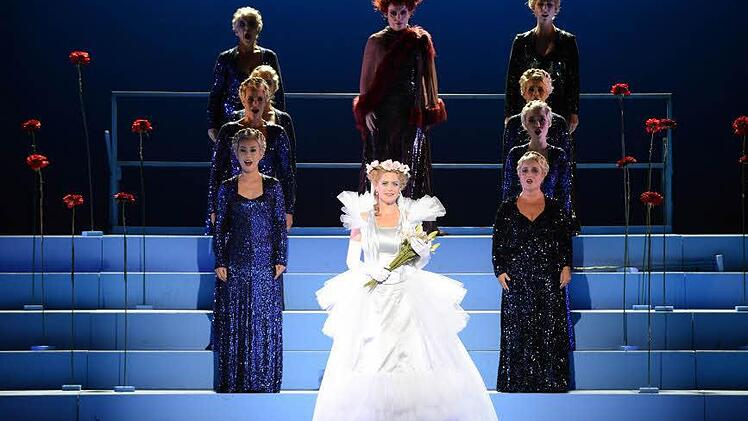 Die Barbiepuppen-Elsa (Karen Leiber) im Brautkleid mit den Brautjungfern im 40er-Jahre-Look und der natürlich rothaarigen Ortrud (Ruth-Maria Nicolay)