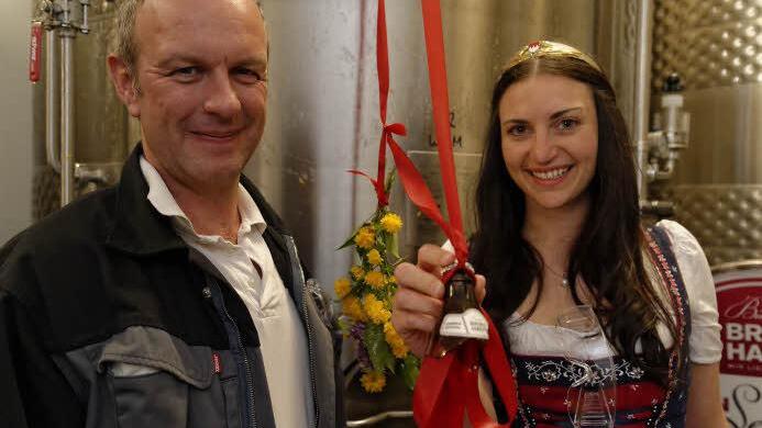 Braumeister Jörg Binkert und die Oberfränkische Bierkönigin Sabrina Lang nach getaner Arbeit.