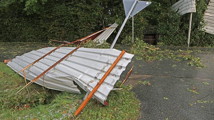 Das Unwetter hat in Neunkirchen am Brand so schwer getobt, dass das Dach des Rewe-Supermarktes abgedeckt wurde. Foto: News5/Herse