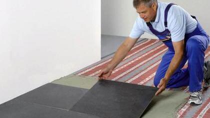 Bei einer Fußbodentemperierung können die extrem flachen Heizmatten mit einer Höhe von etwa drei Millimetern ohne Probleme nachträglich eingebaut werden. Foto: djd/Initiative Wärme+/AEG