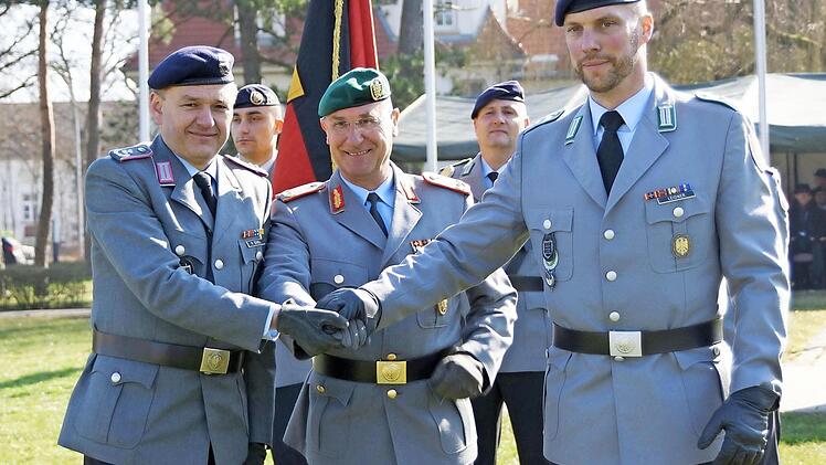 Oberstleutnant Manfred Scholl (links) gibt das Kommando an Oberstleutnant Simon Leidner (rechts) weiter. Brigadegeneral Gert-Johannes Hagemann gratuliert (Mitte). Fotos: Arkadius Guzy