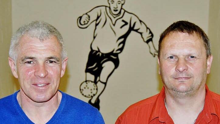 Bewährtes Team: Thomas Pölderl (links) und Vorsitzender Udo Loibersbeck wurden für über 20-jährige Vorstandsarbeit mit dem goldenen Ehrenzeichen des BFV ausgezeichnet. Fotos: von Dobschütz