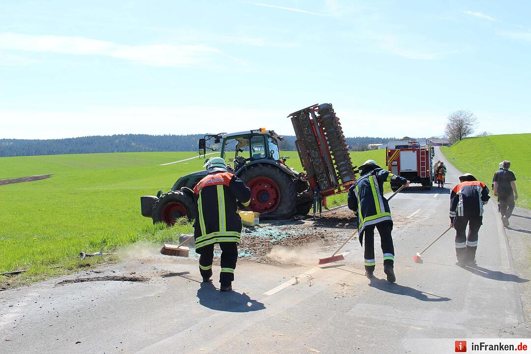 Traktor überschlägt sich bei Lankendorf - Fahrer schwer verletzt