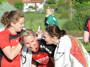 Begehrte Unterschriften: Die Spielerinnen der DJK Schondra verewigen sich auf dem Meister-Banner.  Fotos: ssp