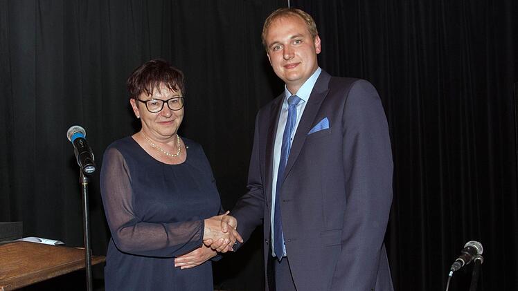 Als letzte Amtshandlung konnte die scheidende Präsidentin des Rotary Clubs Haßfurt, Erika Stubenrauch, mit Christian Gnaust ein neues Mitglied aufnehmen.