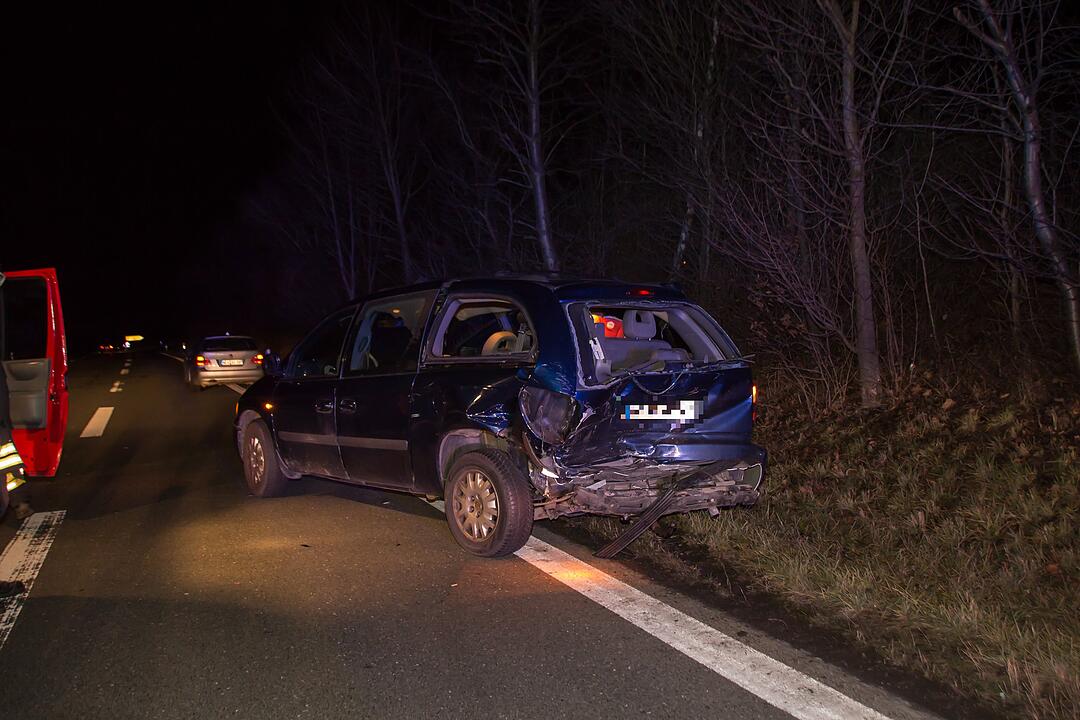 77-Jährige gerät in Gegenverkehr: Unfall mit drei Verletzten auf der B2