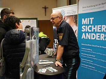 Auch Polizei, Bundespolizei, Justiz und Bundeswehr stellten sich und ihre Berufsbilder bei der Haßfurter Ausbildungsbörse vor.Sabine Weinbeer