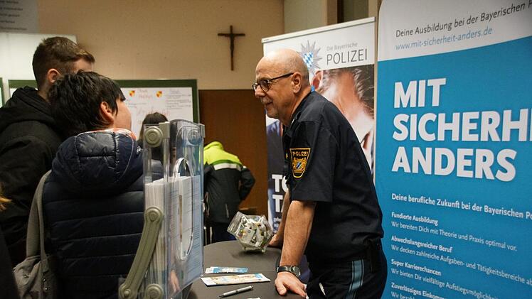 Auch Polizei, Bundespolizei, Justiz und Bundeswehr stellten sich und ihre Berufsbilder bei der Haßfurter Ausbildungsbörse vor.Sabine Weinbeer