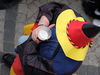 In Coburg wurde ein Mann beim Public Viewing festgenommen. Er randalierte an einem Bierstand und verletzte einen Polizisten.Foto: Sebastian Willnow / dpa
