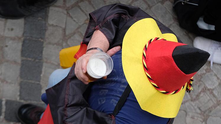 In Coburg wurde ein Mann beim Public Viewing festgenommen. Er randalierte an einem Bierstand und verletzte einen Polizisten.Foto: Sebastian Willnow / dpa