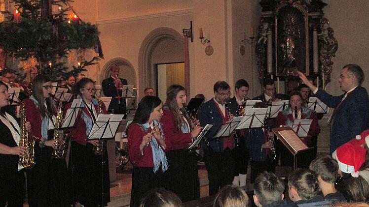 Die Untererthaler Musikanten stellten beim Weihnachtskonzert ihr Können unter Beweis. Foto: Winfried Ehling