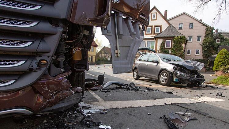 Am Dienstagmittag wurden zwei Menschen bei einem schweren Unfall in Oberfranken verletzt. Foto: NEWS5/Ittitg